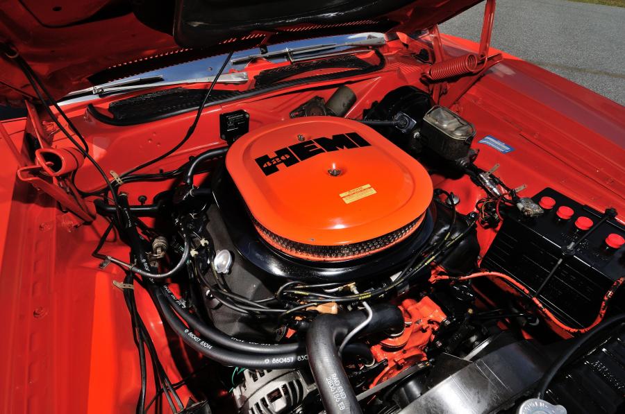 Моторный отсек Dodge Charger R/T Hemi With Ramcharger Hood Option (WS23) 1971 года  (фото 26 из 40)
